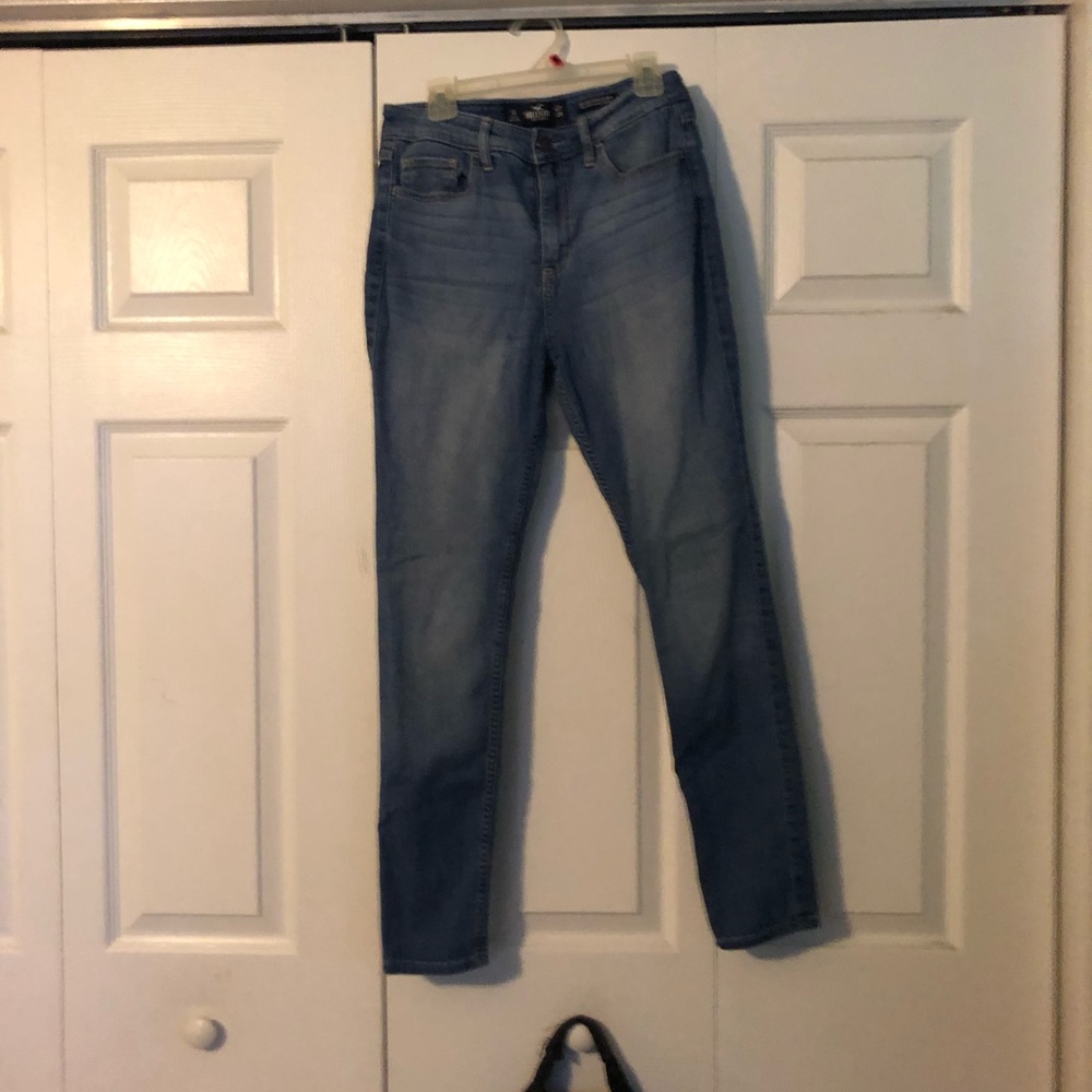 Hollister jeans light darkish color size 5, length is short